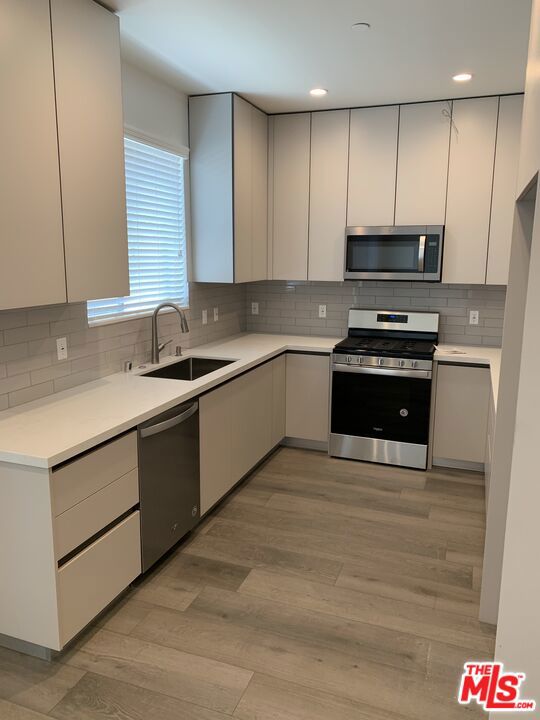 1721 GRANVILLE Avenue, Los Angeles CA: https://media.crmls.org/mediaz/3d3ee560-4ea5-4ae3-9cfe-8eb6f737dda4.jpg