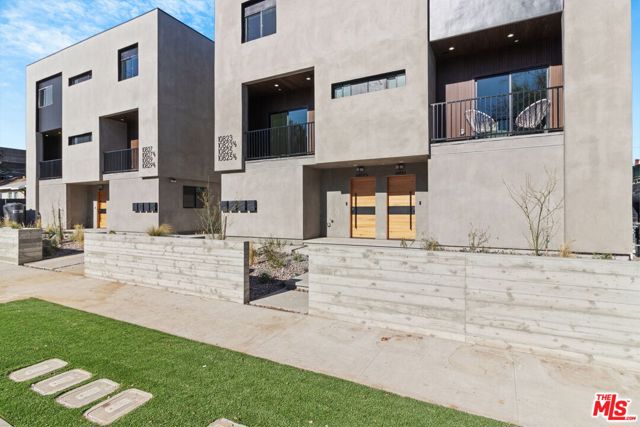 10827 Hartsook Street, North Hollywood CA: https://media.crmls.org/mediaz/3d400483-0874-455f-8b69-f1101d42765d.jpg