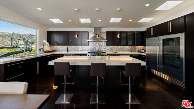 1415 Summitridge Drive, Beverly Hills CA: https://media.crmls.org/mediaz/3d40a7da-af11-4477-8eeb-50cce9398253.jpg