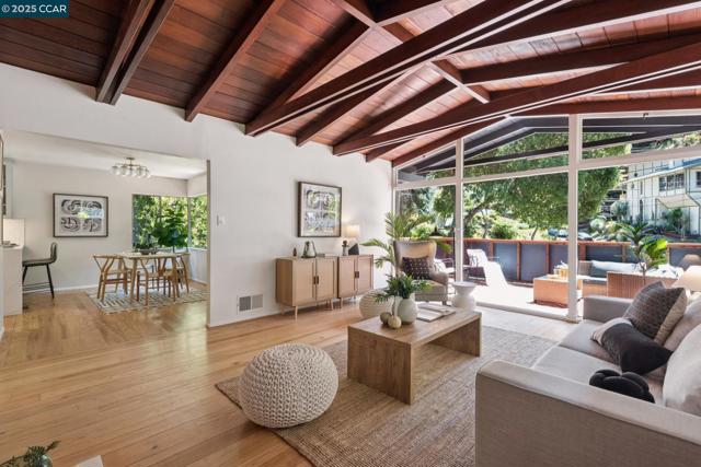 6653 Banning Dr, Oakland CA: https://media.crmls.org/mediaz/3d40bd02-bd4a-442b-a3ab-db9ad77fe0d6.jpg