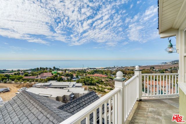 6277 Sea Star Drive, Malibu CA: https://media.crmls.org/mediaz/3d413e44-2b2c-492d-b969-b3c6beecc9a6.jpg