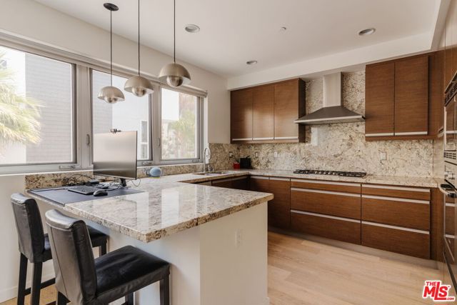 310 Washington Boulevard, Marina del Rey CA: https://media.crmls.org/mediaz/3d4142c9-582b-437b-8910-beba4393a13e.jpg