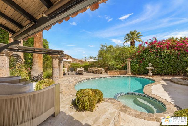 370 W Crestview Drive, Palm Springs, CA 92264