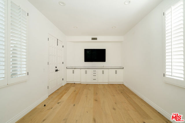 609 21st Place, Santa Monica CA: https://media.crmls.org/mediaz/3d43a7a2-dc6f-450f-babc-b9358a3ac547.jpg