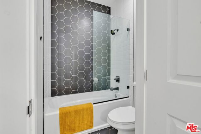 433 E Tamarack Avenue, Inglewood CA: https://media.crmls.org/mediaz/3d43eb52-d157-4b1a-8b60-93e796e2eb0e.jpg