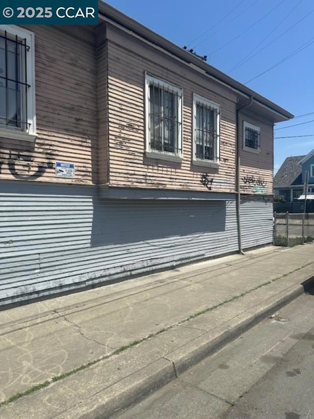 1201 41st Ave, Oakland CA: https://media.crmls.org/mediaz/3d43ecb2-939d-405b-850c-861971ddfb19.jpg