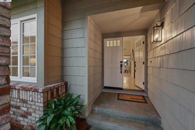 82 Applegate Way, Alameda CA: https://media.crmls.org/mediaz/3d44915e-db98-4a33-adc3-0279d6ab802a.jpg