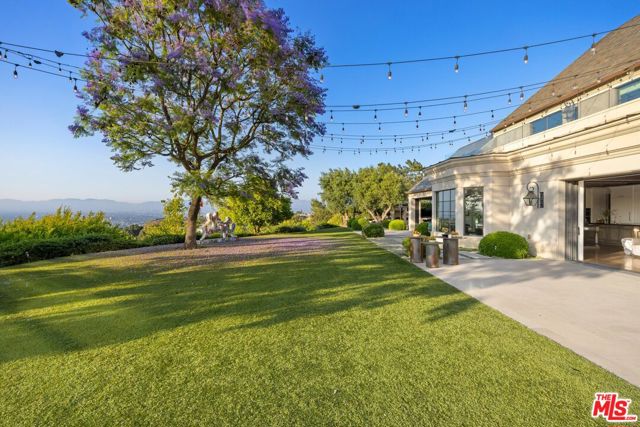 3396 Stone Ridge Lane, Los Angeles CA: https://media.crmls.org/mediaz/3d44e669-c8ee-4ac0-93e9-b111126674bf.jpg