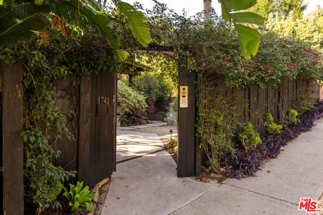 1741 Golden Gate Avenue, Los Angeles CA: https://media.crmls.org/mediaz/3d4534b1-7ab1-4ba9-a619-9129eb246fc8.jpg