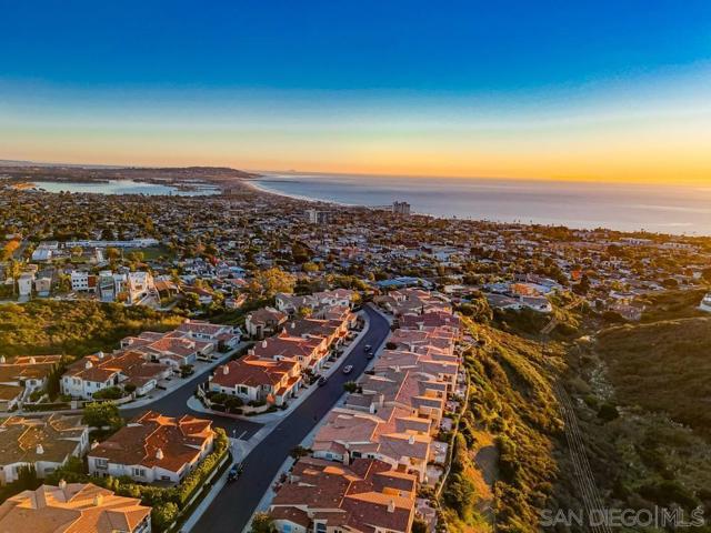 5448 Caminito Bayo, La Jolla CA: https://media.crmls.org/mediaz/3d45727d-2a35-4984-bfe5-b932b2e92cf5.jpg