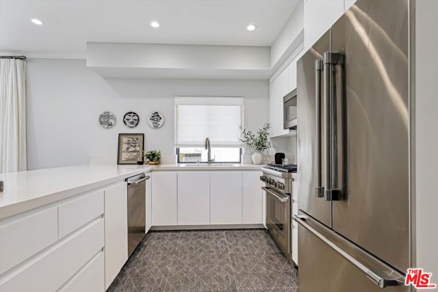 500 N Orlando Avenue, West Hollywood CA: https://media.crmls.org/mediaz/3d457871-e1c7-4448-b4fe-5d44501b66c9.jpg