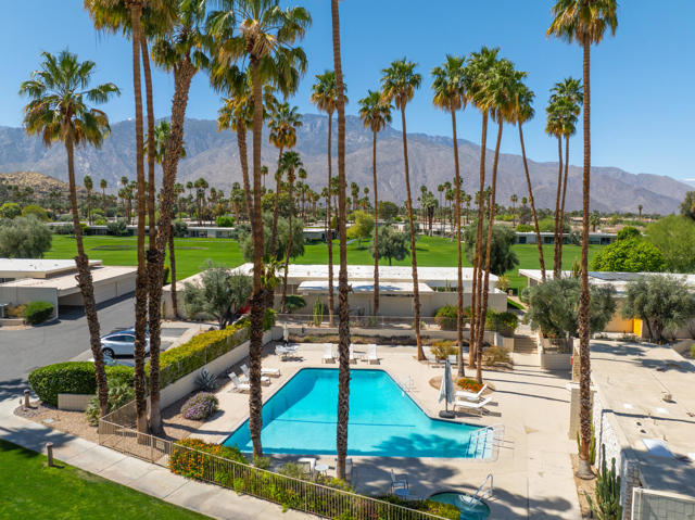 26 Lakeview Circle, Palm Springs CA: https://media.crmls.org/mediaz/3d45eb45-ec41-4d84-ace2-8ed52c02a445.jpg