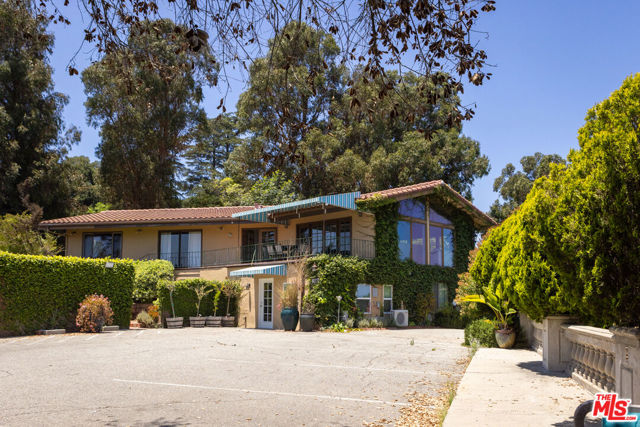 8207 Mulholland Drive, Los Angeles CA: https://media.crmls.org/mediaz/3d46a394-3c70-4671-90fc-334ac016d5f8.jpg