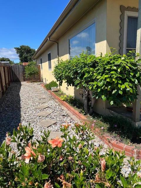 542 English Avenue, Monterey CA: https://media.crmls.org/mediaz/3d478863-96db-404b-939d-6d11cd2cb918.jpg