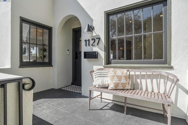 1129 WELLINGTON STREET, Oakland CA: https://media.crmls.org/mediaz/3d47c9d4-7ffe-4a0b-9e71-442aef954cce.jpg