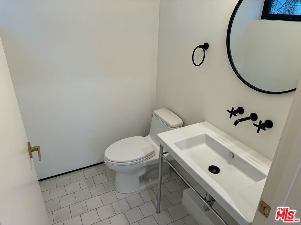 https://media.crmls.org/mediaz/3d4824f8-3a28-452d-b83b-381dc4b3d5c4.jpg?preset=X-Large
