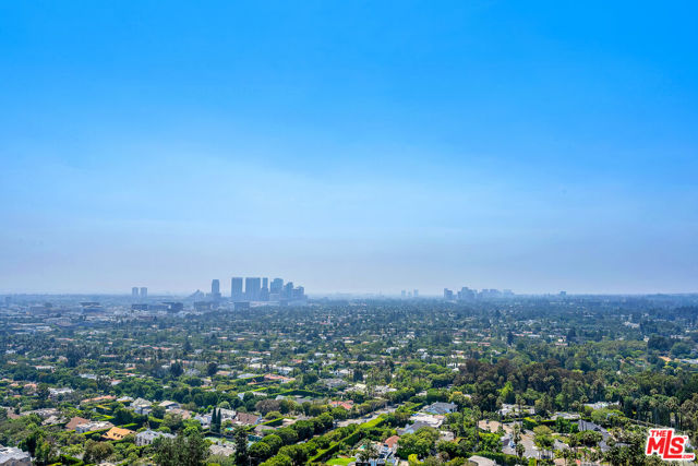 9255 Doheny Road, West Hollywood CA: https://media.crmls.org/mediaz/3d4878df-3f4e-43c2-8839-5f5f3be65ca1.jpg