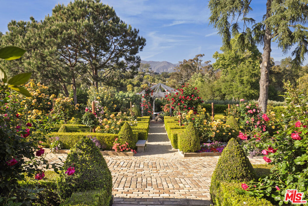 https://media.crmls.org/mediaz/3d4908c8-8687-4bb0-ba11-b204aa26e8e6.jpg?preset=X-Large