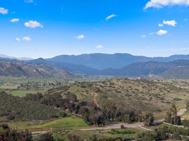 31909 Del Cielo Este, Bonsall CA: https://media.crmls.org/mediaz/3d494feb-a406-431f-bbb0-36f98c2bacd0.jpg