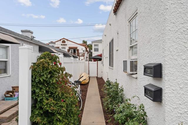 251 Orange Avenue, Coronado CA: https://media.crmls.org/mediaz/3d4a24de-cc4e-481d-bcc2-12f9482cb21d.jpg