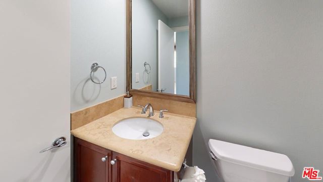 5655 COMO Circle, Woodland Hills CA: https://media.crmls.org/mediaz/3d4ab71a-136d-4d21-897c-21e51d678fd8.jpg