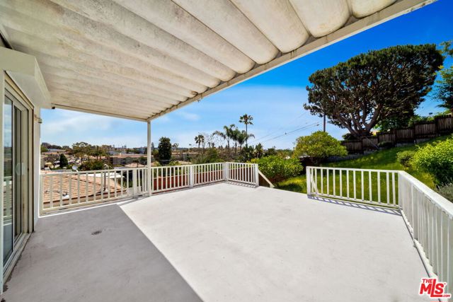 408 W Manchester Avenue, Playa del Rey CA: https://media.crmls.org/mediaz/3d4ba227-0d1b-4cd3-919e-4c5a4fe34f4e.jpg