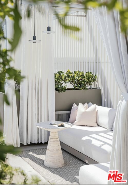 9200 Wilshire Blvd, Beverly Hills CA: https://media.crmls.org/mediaz/3d4ce241-22df-43d8-be87-edc518cbc863.jpg