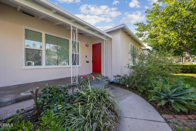 Detail Gallery Image 2 of 24 For 2380 Queensberry Rd, Pasadena,  CA 91104 - 3 Beds | 2 Baths