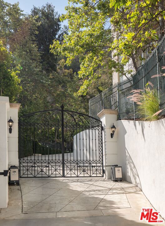 10509 Vestone Way, Los Angeles CA: https://media.crmls.org/mediaz/3d4e8570-7b3a-423e-88da-25749895774a.jpg