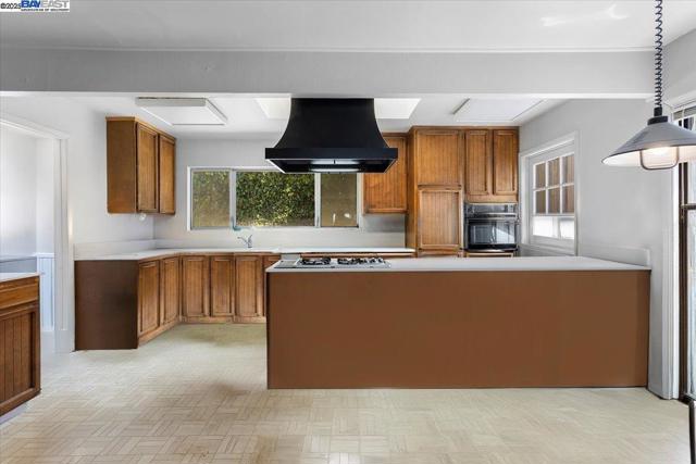 543 Grizzly Peak Blvd, Berkeley CA: https://media.crmls.org/mediaz/3d4ebdea-b827-4757-a271-bd29bed64db6.jpg