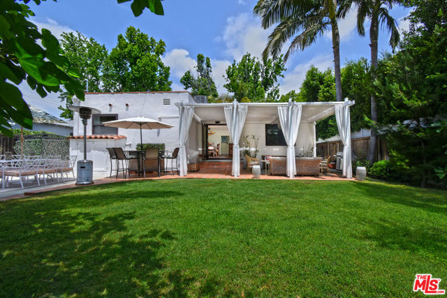 10344 Woodbridge Street, Toluca Lake CA: https://media.crmls.org/mediaz/3d4f7159-6dda-4af3-b5c2-9bddbc8e7ab3.jpg