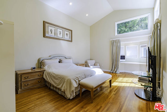 2250 Betty Lane, Beverly Hills CA: https://media.crmls.org/mediaz/3d4fb20d-4092-4d9e-a837-50cc722fa567.jpg
