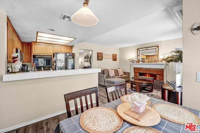 27632 Kevin Place, Santa Clarita CA: https://media.crmls.org/mediaz/3d507941-b038-4ebd-a494-9b077e277642.jpg