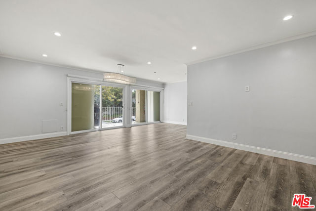 423 S Rexford Drive, Beverly Hills CA: https://media.crmls.org/mediaz/3d5095f1-587c-4b6f-80e3-e5a86138d54c.jpg