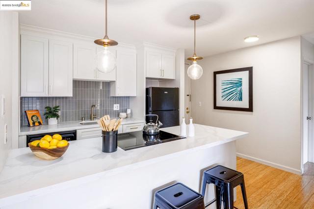 555 Jean St, Oakland CA: https://media.crmls.org/mediaz/3d5107bd-a9f3-4ab7-8393-1f0bc5c6d060.jpg