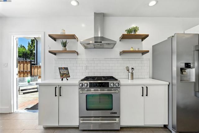 3936 Midvale Ave, Oakland CA: https://media.crmls.org/mediaz/3d511526-dd2b-4963-a4d5-c92c1d630029.jpg