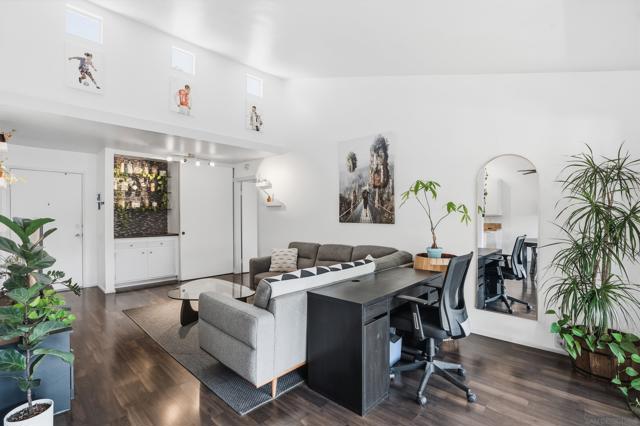 1885 Diamond St, San Diego CA: https://media.crmls.org/mediaz/3d5165db-fa76-4295-8e4b-cdc1858dfe00.jpg