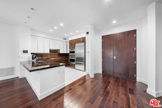 1318 Roxbury Drive, Los Angeles CA: https://media.crmls.org/mediaz/3d51d43a-5c8e-4ed6-bc25-dd86f6670257.jpg