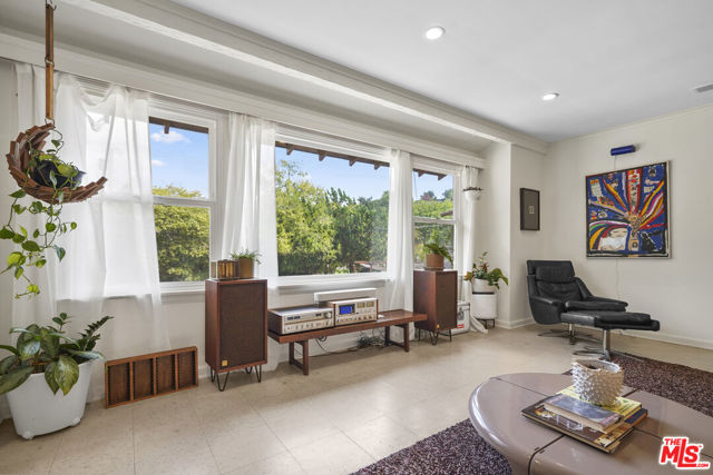 9747 Haines Canyon Avenue, Tujunga CA: https://media.crmls.org/mediaz/3d5276d4-d71d-49ac-948d-b1d16ec3274a.jpg