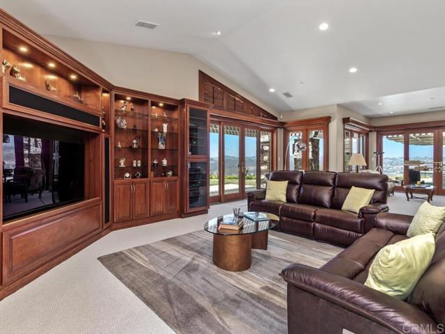 6095 Lake Vista Drive, Bonsall CA: https://media.crmls.org/mediaz/3d540ad6-ad25-4606-8b52-6c7d306f9426.jpg