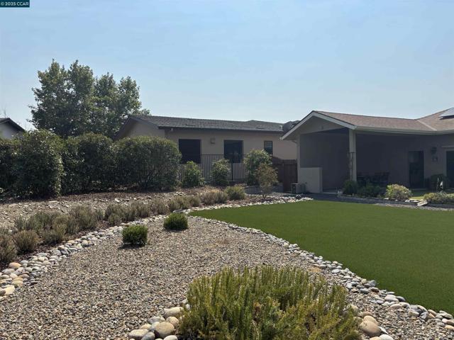 121 Blue Oak Ct, Copperopolis CA: https://media.crmls.org/mediaz/3d5432df-5488-4b5c-97a8-bf46c040dcf9.jpg