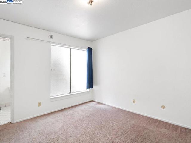 56 Edgewood Ct, Daly City CA: https://media.crmls.org/mediaz/3d551c4a-87c6-4030-99eb-5c80c6fac5f9.jpg