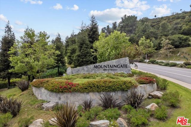 2286 Canyonback Road, Los Angeles CA: https://media.crmls.org/mediaz/3d554166-3bc1-43d9-88c8-c51bde307ec0.jpg