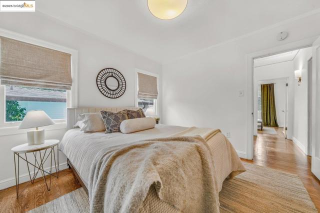 5925 Outlook Ave, Oakland CA: https://media.crmls.org/mediaz/3d560b15-d43d-4484-97e9-3678c87719f1.jpg