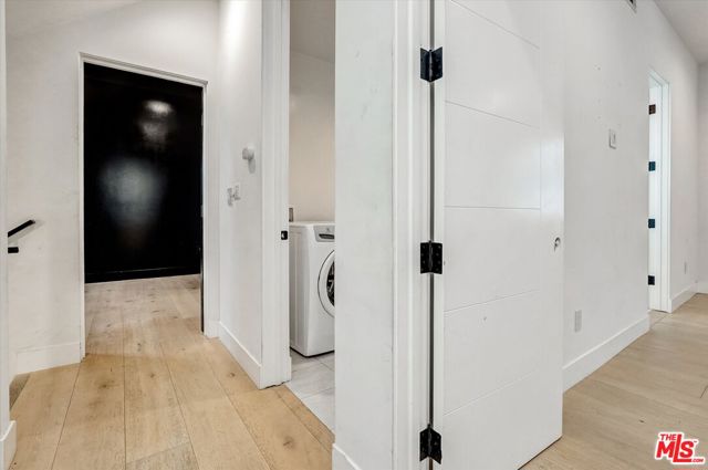 733 1/2 N Gramercy Place, Los Angeles CA: https://media.crmls.org/mediaz/3d56eb93-3329-43c9-845c-2bd66b0ba329.jpg