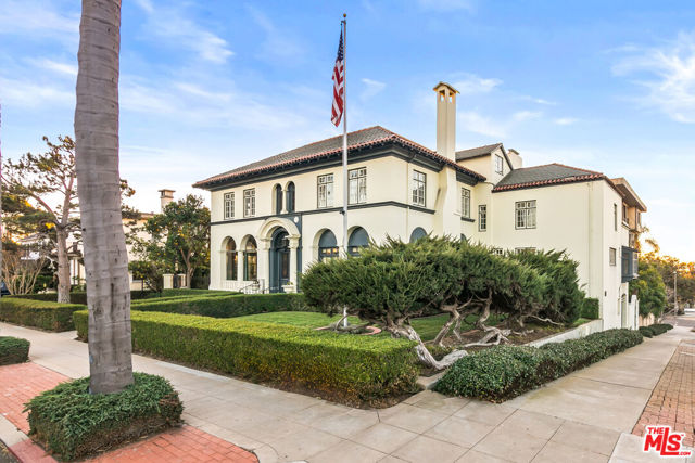 3162 2nd Avenue, San Diego CA: https://media.crmls.org/mediaz/3d578e39-7270-4d0a-b417-27d4c1a74e00.jpg
