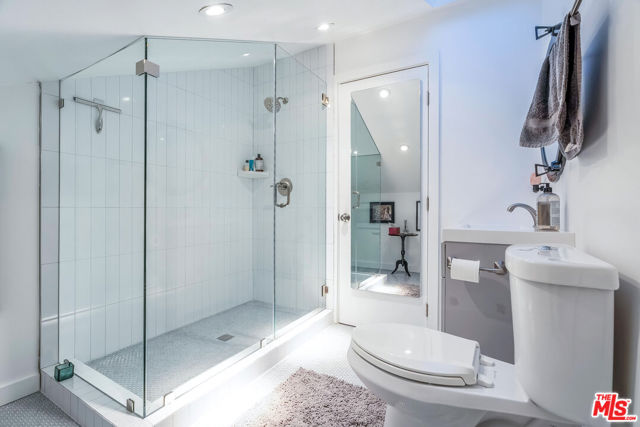 2513 Lincoln Boulevard, Venice CA: https://media.crmls.org/mediaz/3d57f86b-4952-45d0-b7d9-210308e95cc8.jpg