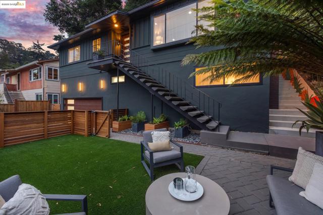 5646 Thornhill Dr, Oakland CA: https://media.crmls.org/mediaz/3d59a070-9c16-4da9-99ff-b00cf79d44cb.jpg