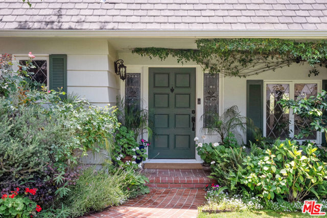 11818 Laurel Hills Road, Studio City CA: https://media.crmls.org/mediaz/3d59a612-8f74-43ae-8913-6e3c9ce94d5f.jpg