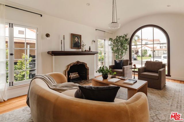 3029 S Norton Avenue, Los Angeles CA: https://media.crmls.org/mediaz/3d5a60d1-3ccd-44db-b0e4-03d13c385703.jpg